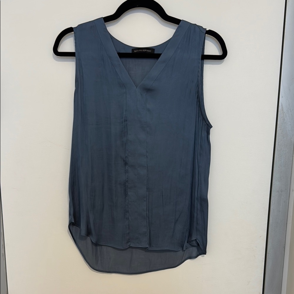 Banana Republic Sleeveless V-Neck Blouse (US S)